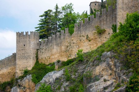 Téléchargez les photos : Mur de la citadelle - Saint-Marin - en image libre de droit
