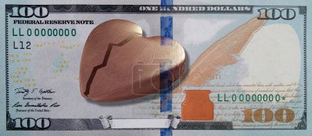 Téléchargez les photos : Un modèle brisé d'un cœur humain sur un billet de cent dollars au lieu d'un portrait. Un symbole d'amour brisé en raison de problèmes financiers. - en image libre de droit