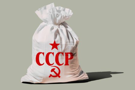 Téléchargez les photos : Un sac blanc avec l'inscription "URSS" en cyrillique. Étoile rouge, marteau et faucille. - en image libre de droit