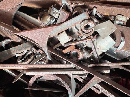 Foto de Viejos y oxidados Chatarras abundantes en el suelo, metal usado, amontonados en basura, preparados para reciclar - Imagen libre de derechos