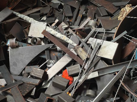 Vieux et rouille Fers à repasser abondants sur le sol, métal usé, empilés ensemble dans les ordures, se préparer pour le recyclage