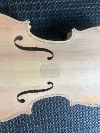 Foto de Violín crudo hecho de madera puesta sobre fondo, mostrar detalle de instrumento acústico - Imagen libre de derechos