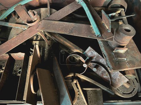 Viejos y oxidados Chatarras abundantes en el suelo, metal usado, amontonados en basura, preparados para reciclar