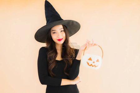 Foto de Retrato hermosa joven asiático mujer desgaste halloween traje en color aislado fondo - Imagen libre de derechos