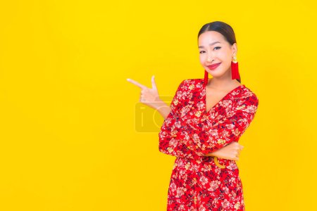 Foto de Retrato hermosa joven mujer asiática sonrisa en acción en chino nuevo concepto de año en el fondo de color - Imagen libre de derechos