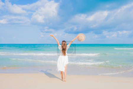 Foto de Retrato hermosa joven asiática mujer relajarse sonrisa ocio alrededor de playa mar océano en viaje vacaciones - Imagen libre de derechos