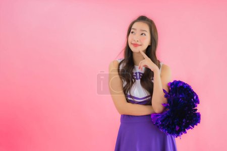 Foto de Retrato hermosa joven asiática mujer animadora sonrisa feliz en aislado rosa fondo - Imagen libre de derechos