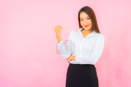 Foto de Retrato hermosa joven negocio asiático mujer con acción rosa aislado fondo - Imagen libre de derechos