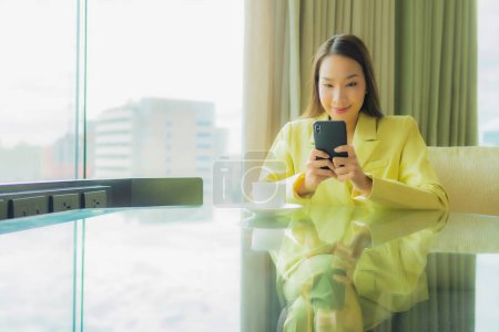 Téléchargez les photos : Portrait belle jeune femme asiatique travailler de la maison sur la table avec vue dans la chambre - en image libre de droit