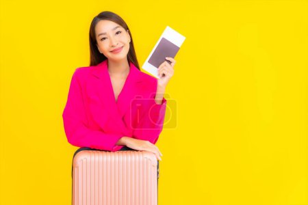 Téléchargez les photos : Portrait belle jeune femme asiatique avec carte d'embarquement des bagages et passeport prêt pour le voyage - en image libre de droit