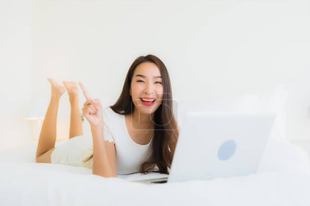 Téléchargez les photos : Beautiful asian woman working with laptop at home - en image libre de droit