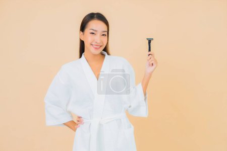 Téléchargez les photos : Portrait belle jeune femme asiatique avec rasage sur fond isolé - en image libre de droit