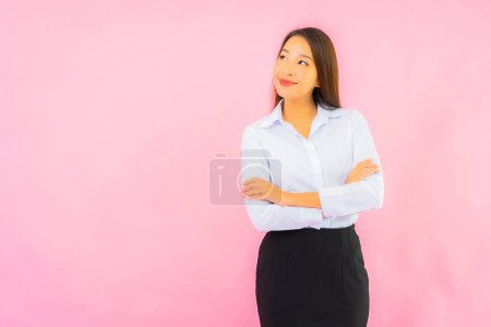 Téléchargez les photos : Portrait belle jeune entreprise asiatique femme avec action rose fond isolé - en image libre de droit