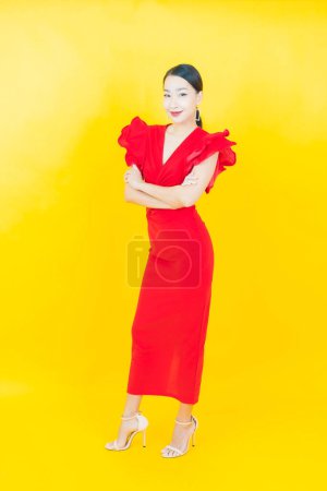 Foto de Retrato hermosa joven asiática mujer sonrisa con acción en color fondo - Imagen libre de derechos
