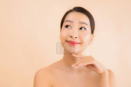 Foto de Retrato hermosa joven asiático cara mujer con belleza spa bienestar y cosmético maquillaje concepto - Imagen libre de derechos