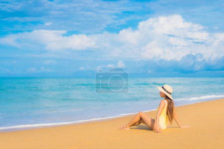 Téléchargez les photos : Portrait belle jeune femme asiatique se détendre sourire loisirs autour de la mer tropicale de plein air plage océan en vacances Voyage - en image libre de droit