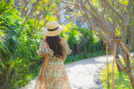 Téléchargez les photos : Portrait belle jeune asiatique femme marche avec heureux profiter autour de jardin extérieur vue - en image libre de droit