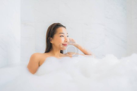 Foto de Retrato hermosa joven mujer asiática relajarse disfrutar en la bañera en el interior del baño - Imagen libre de derechos