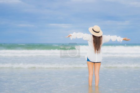 Foto de Retrato hermosa joven asiática mujer relajarse sonrisa alrededor de la playa mar océano en vacaciones viaje de vacaciones - Imagen libre de derechos