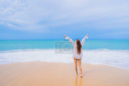 Téléchargez les photos : Portrait belle jeune femme asiatique relax loisirs sourire autour de la plage mer océan en voyage vacances - en image libre de droit