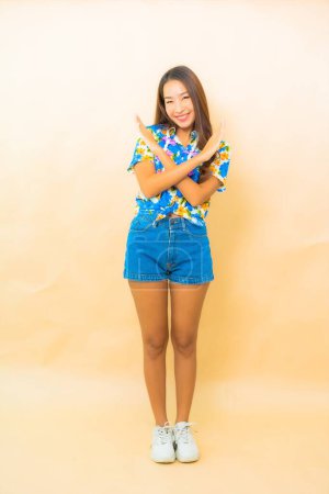Téléchargez les photos : Portrait belle jeune femme asiatique porter chemise colorée pour festival songkran sur fond de couleur - en image libre de droit