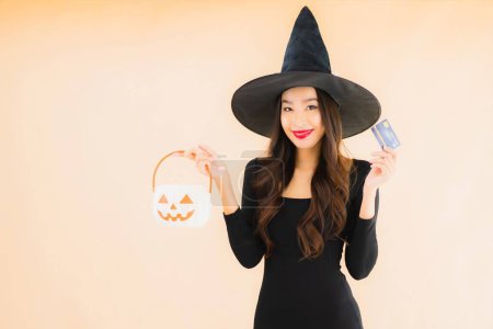 Téléchargez les photos : Portrait belle jeune femme asiatique porter costume d'Halloween sur fond isolé couleur - en image libre de droit