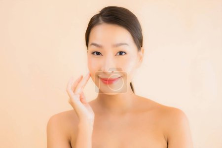 Téléchargez les photos : Portrait belle jeune asiatique visage femme avec beauté spa bien-être et maquillage cosmétique concept - en image libre de droit