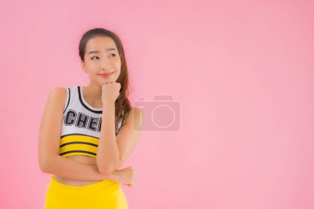 Foto de Retrato hermosa joven asiática mujer animadora en rosa aislado fondo - Imagen libre de derechos