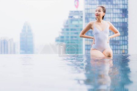Foto de Retrato hermosa joven asiática mujer relajarse sonrisa ocio alrededor al aire libre piscina en hotel resort - Imagen libre de derechos