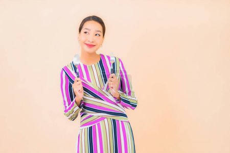 Téléchargez les photos : Portrait belle jeune femme asiatique avec fourchette et cuillère prête à manger sur fond de couleur - en image libre de droit