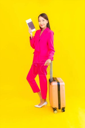 Foto de Retrato hermosa joven asiática mujer con equipaje tarjeta de embarque y pasaporte listo para viajar - Imagen libre de derechos
