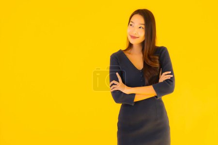 Foto de Retrato hermosa joven asiática mujer con acción sobre aislado amarillo fondo - Imagen libre de derechos