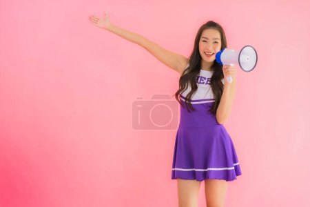 Foto de Retrato hermosa joven asiática mujer animadora sonrisa feliz con megáfono en aislado rosa fondo - Imagen libre de derechos