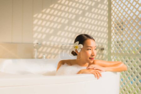 Téléchargez les photos : Portrait jeune asiatique femme relax prendre un bain dans baignoire pour spa concept - en image libre de droit