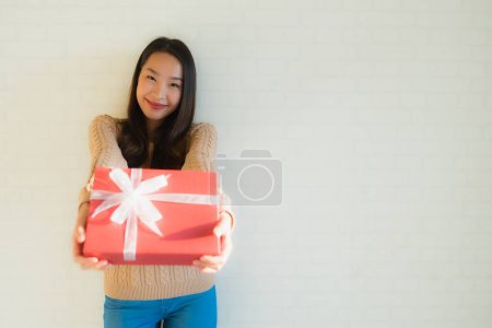 Téléchargez les photos : Portrait belle jeune asiatique femmes heureux sourire avec boîte cadeau pour anniversaire - en image libre de droit