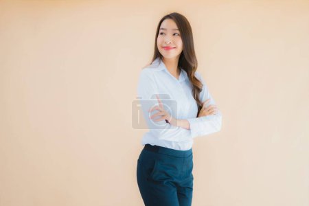 Téléchargez les photos : Portrait belle jeune femme d'affaires asiatique en action sur fond de couleur isolé - en image libre de droit
