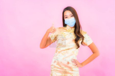 Téléchargez les photos : Portrait belle jeune femme asiatique porter un masque pour protéger de covid19 et coronavirus - en image libre de droit