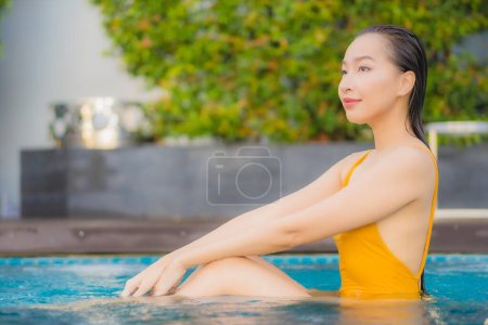 Téléchargez les photos : Portrait belle jeune femme asiatique relax sourire loisirs autour de la piscine extérieure en vacances vacances voyages - en image libre de droit