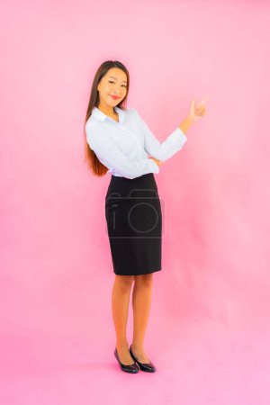 Foto de Retrato hermosa joven negocio asiático mujer con acción rosa aislado fondo - Imagen libre de derechos