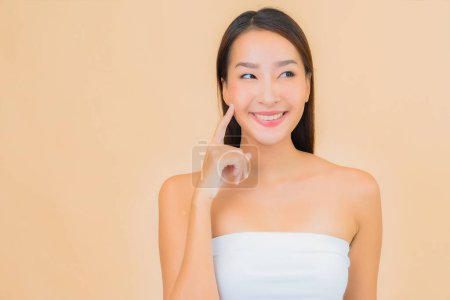 Téléchargez les photos : Portrait belle jeune femme asiatique avec beauté spa maquillage cosmétique concept sur fond isolé couleur - en image libre de droit