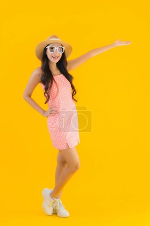 Téléchargez les photos : Portrait belle jeune femme asiatique sourire heureux relax sur fond jaune isolé - en image libre de droit
