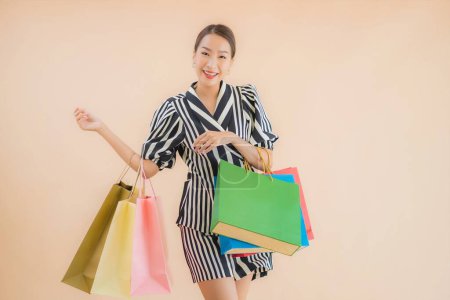 Foto de Retrato hermosa joven asiática mujer con un montón de bolsa de compras de grandes almacenes - Imagen libre de derechos