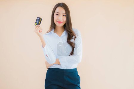 Foto de Retrato hermosa joven negocio asiático mujer con teléfono y tarjeta de crédito en color aislado fondo - Imagen libre de derechos