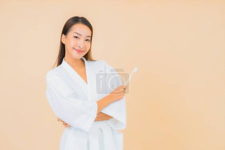 Téléchargez les photos : Portrait belle jeune femme asiatique avec brosse à dents sur fond isolé couleur - en image libre de droit