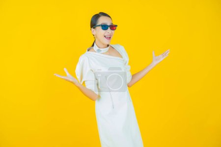 Foto de Retrato hermosa joven mujer asiática usar gafas 3D en el fondo de color - Imagen libre de derechos