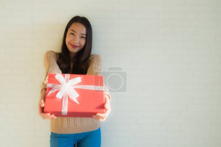 Foto de Retrato hermosa joven asiático mujeres feliz sonrisa con caja de regalo para aniversario - Imagen libre de derechos