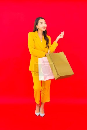 Téléchargez les photos : Portrait belle jeune femme asiatique avec beaucoup de sac à provisions carte de crédit et téléphone mobile - en image libre de droit