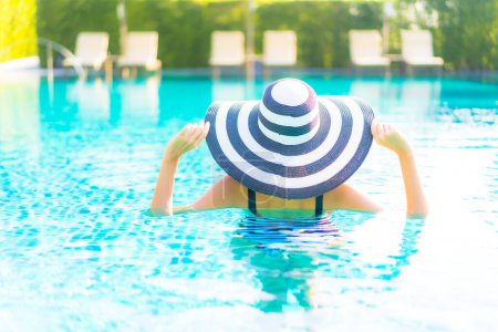 Téléchargez les photos : Portrait belle jeune femme asiatique relax sourire loisirs sur les vacances autour de la piscine en hôtel station balnéaire - en image libre de droit