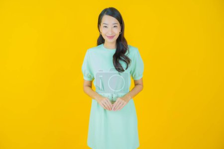 Téléchargez les photos : Portrait belle jeune femme asiatique sourire avec action sur fond de couleur - en image libre de droit