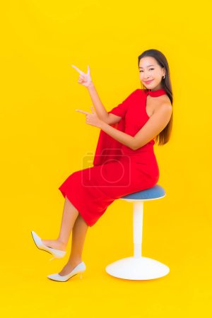 Foto de Retrato hermosa joven asiática mujer sonrisa con acción sobre amarillo aislado fondo - Imagen libre de derechos